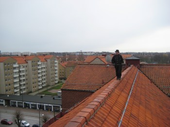 En av SIMABs sotare på ett tak.