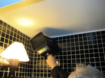 Kontroll av  luftflöde i en av toaletterna.