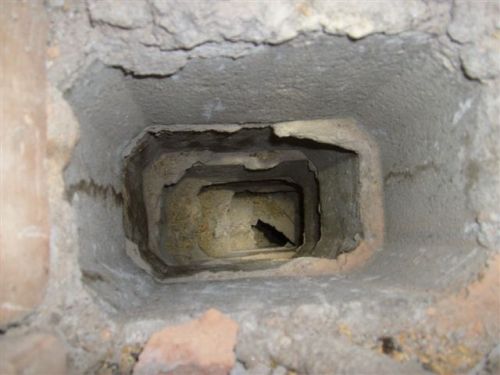 Självdragskanal före rensning, med murbruk