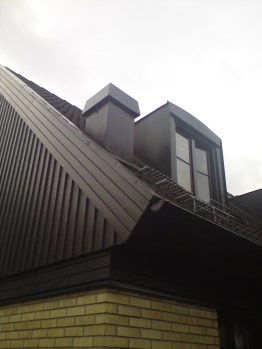 Villa med takfläkt.