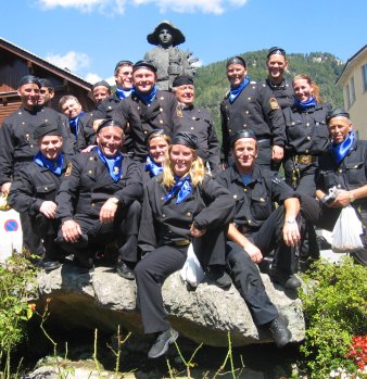 SIMAB-sotare vid den legendariska statyn på sotarpojken.