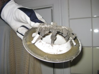 Don i badrum. Luftväxling är viktigt av flera anledningar.