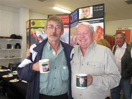 Vapendragarna Sven & Rolf med sina respektive muggar.