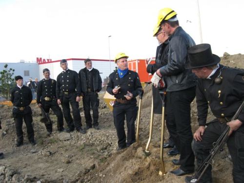 Skorstensfejarmästare Christer Bjelk överlämnar minnesgåvor, raffel, till Anders Rubin och Stefan Rosenlöv.