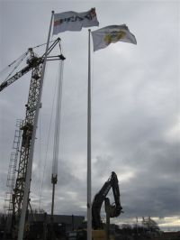 Byggkranen är på plats bredvid flaggorna.