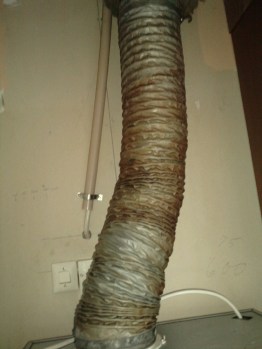 Samma kanal från utsidan. Slangen behöver bytas ut.