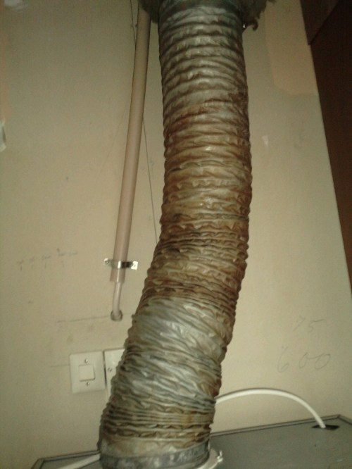 Samma kanal från utsidan. Slangen behöver bytas ut.