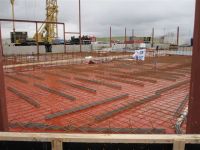 Sotarna har många järn i elden.