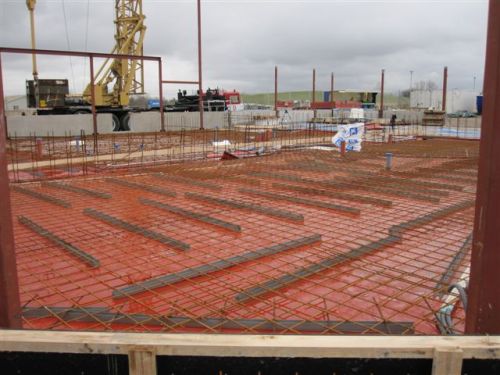 Sotarna har många järn i elden.