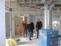 Den nya entréhallen, ännu är de mäktiga glaspartierna igensatta och den dubbla takhöjden är&nbsp;dold