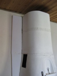 Braskamin med sprickbildning och missfärgat&nbsp;tak