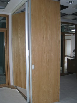 Skjutdörr till konferensrum