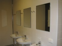 Tvättställ med krokar i duschrum