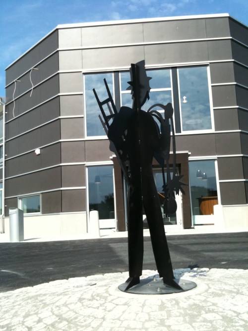 Sotarstatyn i närbild.