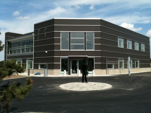 Sotarstatyn framför Sotarhuset.