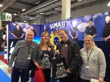 Två glada vinnare i SIMABs nummertävling.